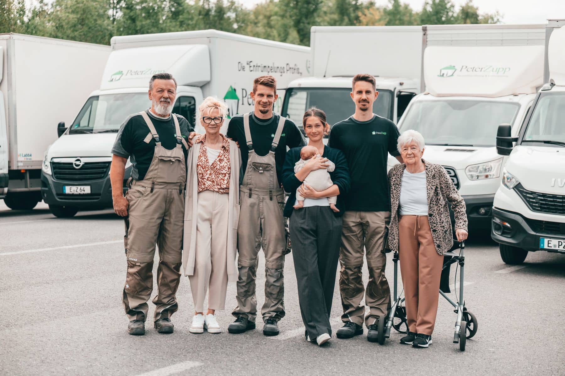 Die Familie hinter der Peter Zupp GmbH vor den Firmenfahrzeugen in Essen
