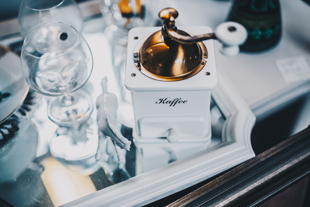 Second-Hand-Waren in Essen – nostalgische Kaffeemühle auf Spiegeltablett